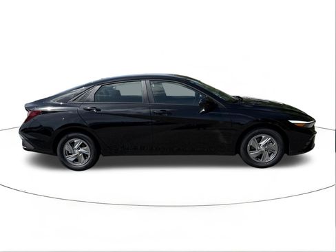 New 2026 Hyundai Elantra SE FWD image 2