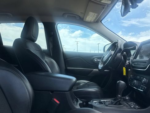 Used 2020 Jeep Cherokee Latitude w/ Quick Order Package 26F North AWD/4WD image 27