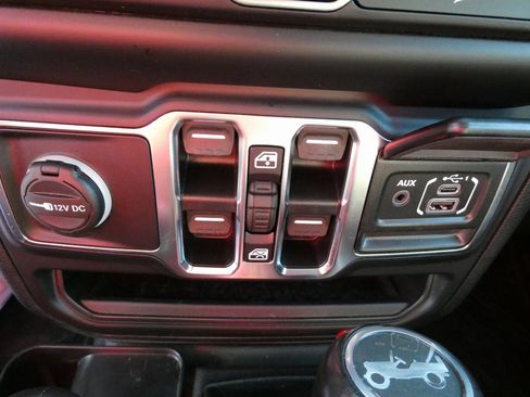 Used 2020 Jeep Wrangler Unlimited Sahara image 20