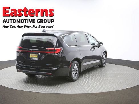 Used 2023 Chrysler Pacifica Touring-L image 37