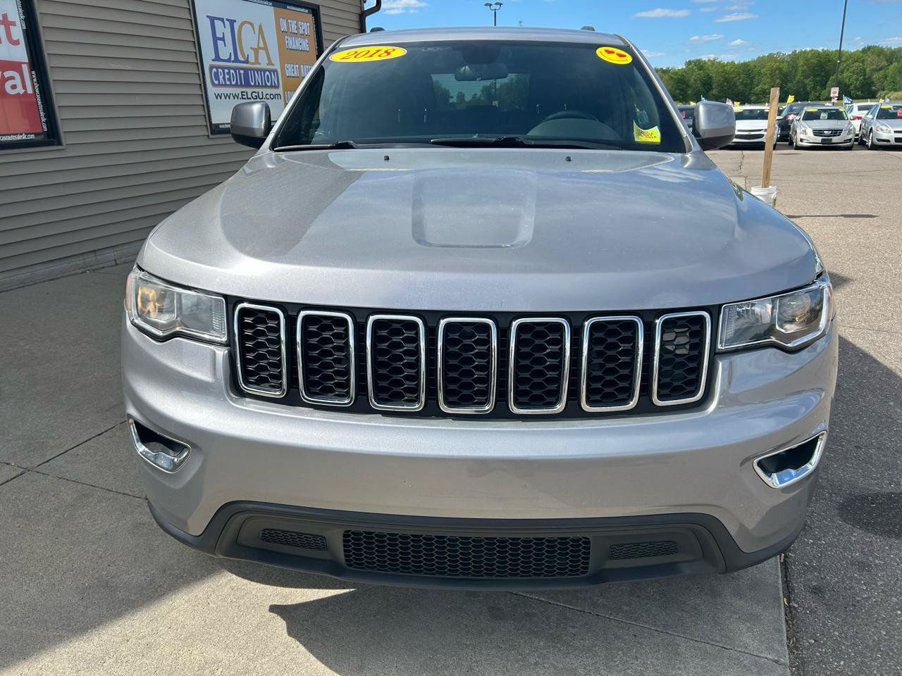 Used 2018 Jeep Grand Cherokee Laredo AWD/4WD image 2