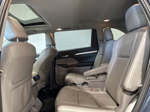 Used 2019 Toyota Highlander XLE AWD/4WD image 17