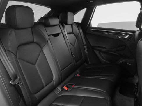 Used 2025 Porsche Macan image 18