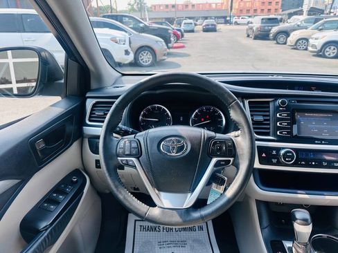Used 2015 Toyota Highlander Plus FWD image 11