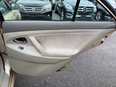 Used 2010 Toyota Camry LE FWD image 37