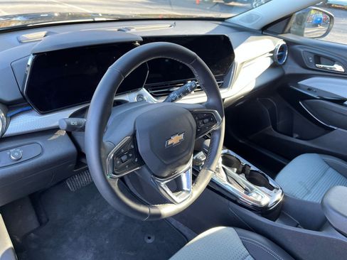 Used 2025 Chevrolet Trax LT w/ LT Convenience Package image 25