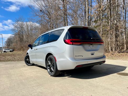 New 2026 Chrysler Pacifica Select w/ S Appearance Package FWD image 5