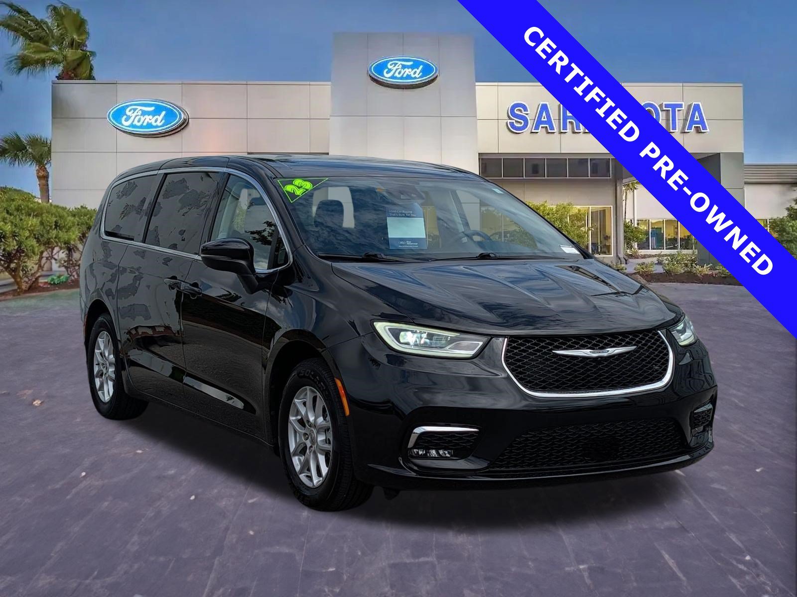 Used 2023 Chrysler Pacifica Touring-L FWD image 1