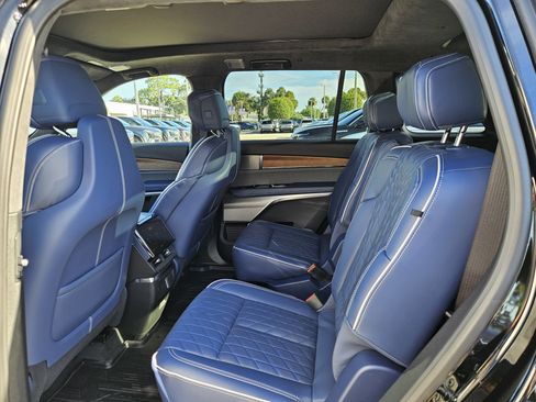 New 2026 Cadillac Vistiq Premium Luxury w/ LPO, Floor Liner Package AWD/4WD image 18