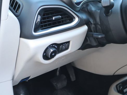 Used 2023 Chrysler Pacifica Touring-L FWD image 23