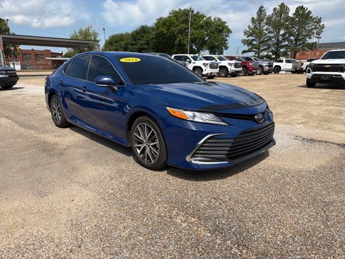 Used 2024 Toyota Camry XLE FWD image 2