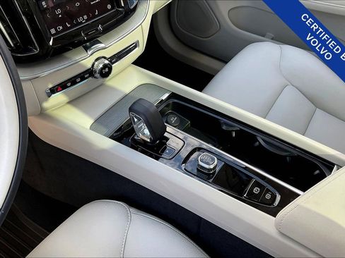 Certified 2025 Volvo XC60 T8 Plus w/ Protection Package Premier image 18