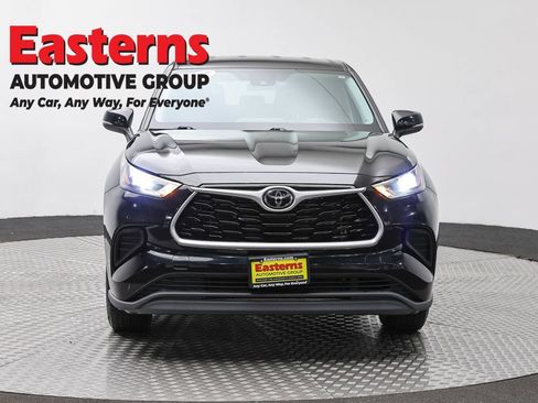 Used 2021 Toyota Highlander L AWD/4WD image 2