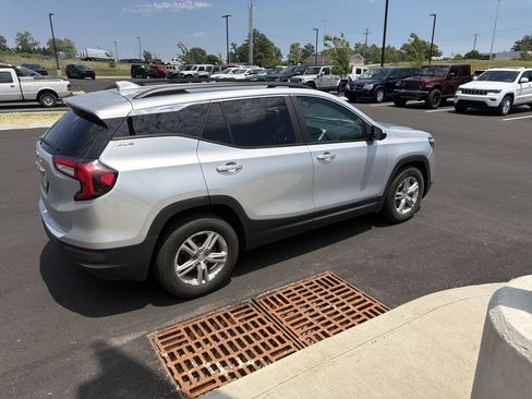 Used 2022 GMC Terrain SLE w/ Driver Convenience Package FWD image 9