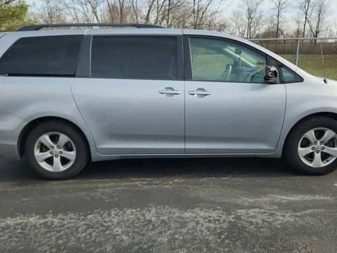 Used 2014 Toyota Sienna LE image 1