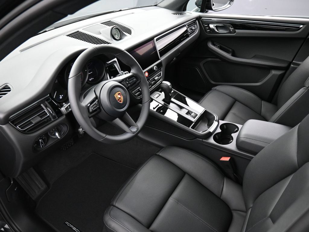 Certified 2026 Porsche Macan AWD/4WD image 4