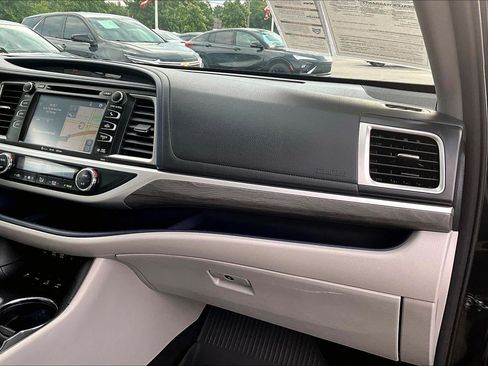 Used 2017 Toyota Highlander XLE AWD/4WD image 15