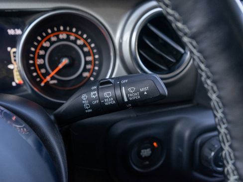 Used 2019 Jeep Wrangler Unlimited Sahara AWD/4WD image 27