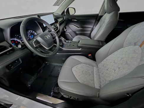 Used 2023 Toyota Highlander Bronze Edition image 15