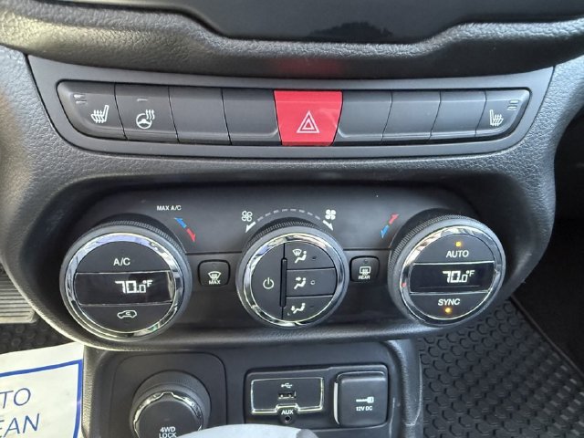 Used 2017 Jeep Renegade Latitude w/ Popular Equipment Group AWD/4WD image 29