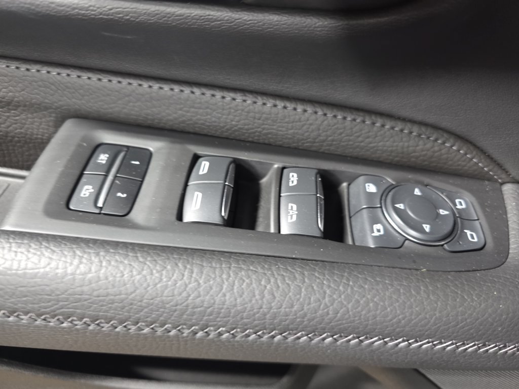 Used 2024 GMC Yukon Denali w/ Advanced Technology Package AWD/4WD image 27