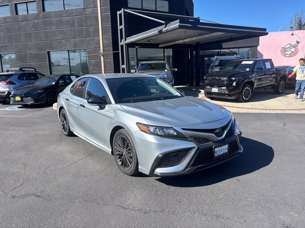 Used 2022 Toyota Camry SE w/ Carpet Mat Package (TMS) FWD image 2