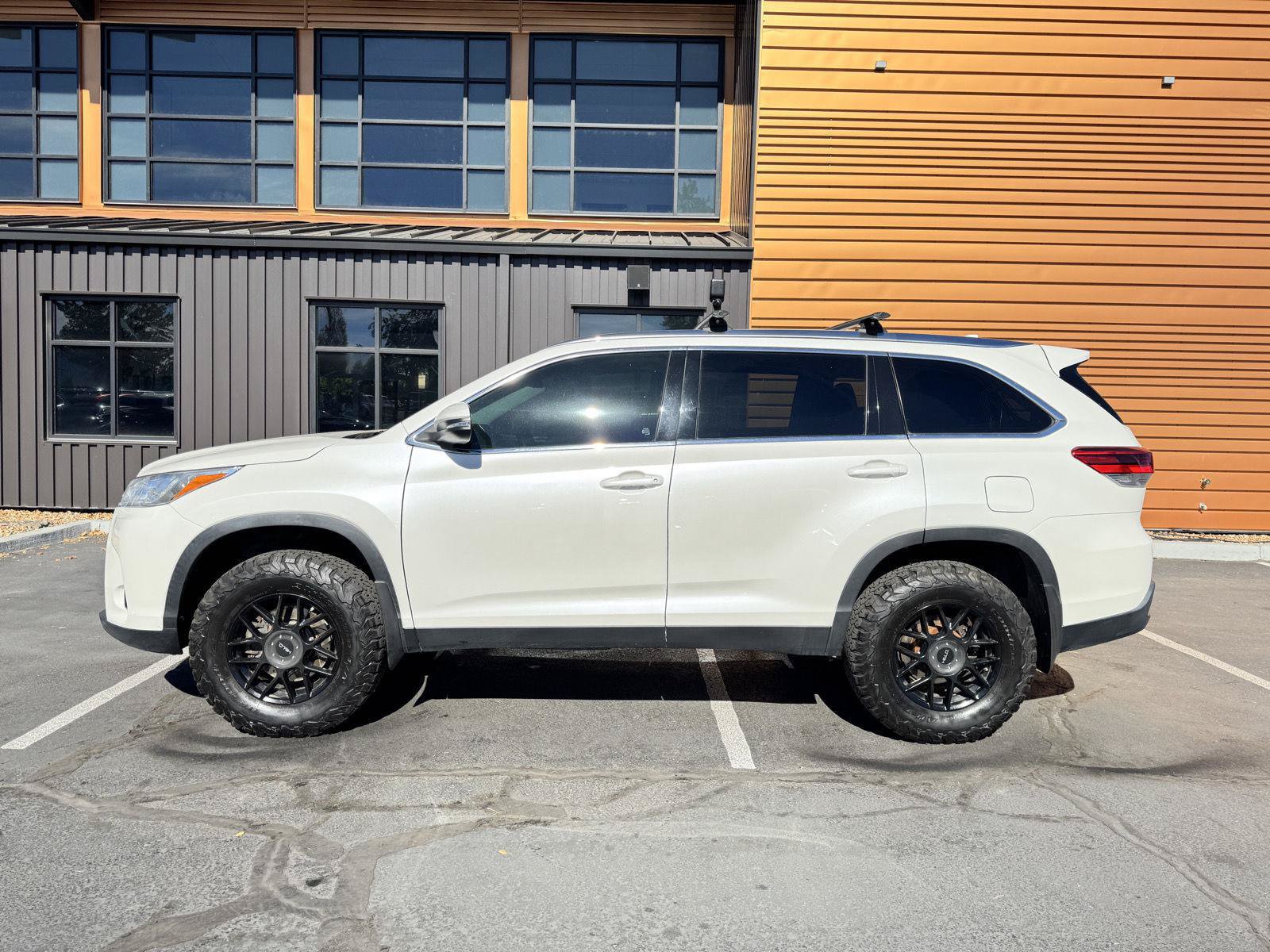 Used 2019 Toyota Highlander XLE AWD/4WD image 2