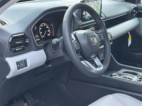 New 2025 Honda Pilot Touring image 15