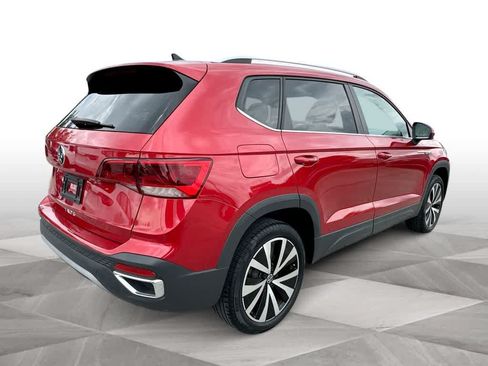 Used 2022 Volkswagen Taos SE w/ Panoramic Sunroof Package FWD image 8