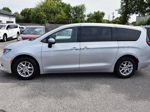 Used 2022 Chrysler Voyager LX FWD image 2