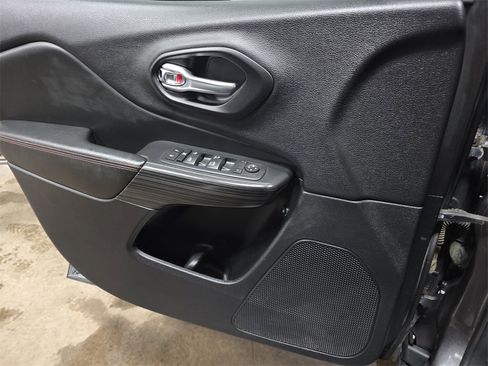 Used 2017 Jeep Cherokee Trailhawk w/ Comfort & Convenience Group image 26