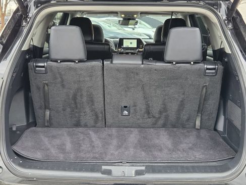 Used 2025 Toyota Highlander XLE image 9