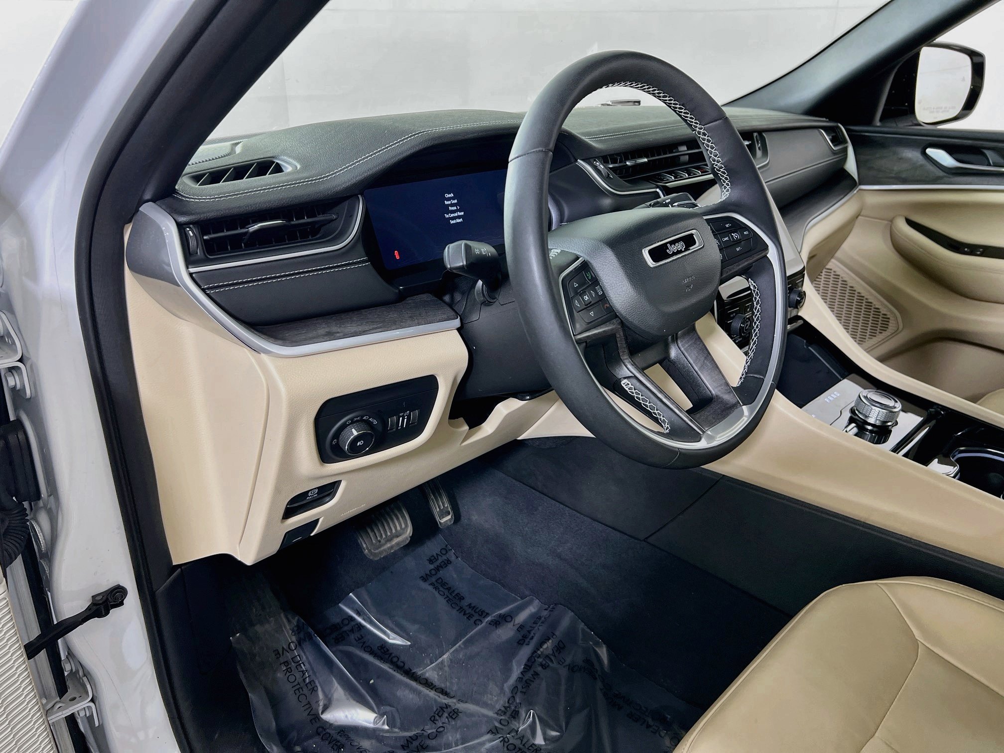 Used 2023 Jeep Grand Cherokee Limited AWD/4WD image 9