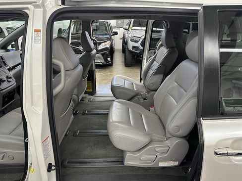 Used 2015 Toyota Sienna XLE AWD/4WD image 14