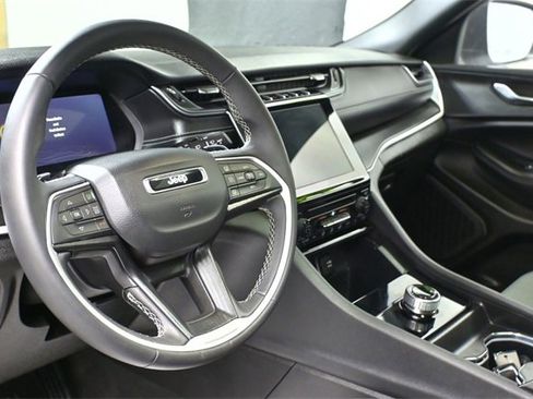 Used 2025 Jeep Grand Cherokee L Laredo image 17