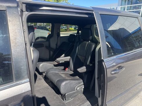 Used 2017 Dodge Grand Caravan SXT image 6