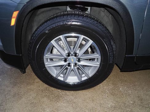 Used 2023 Chevrolet Traverse LT image 35