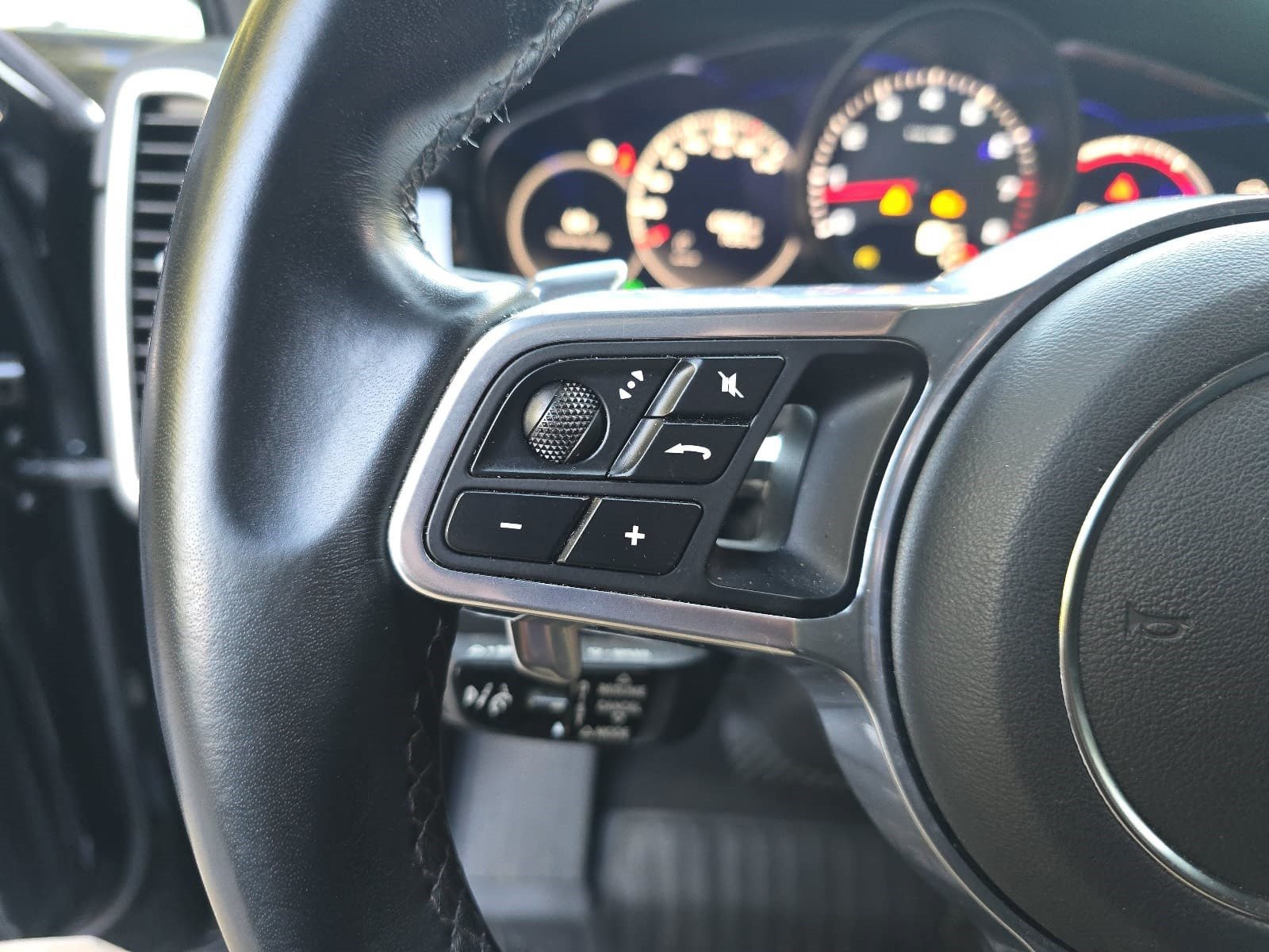 Used 2023 Porsche Cayenne Platinum Edition AWD/4WD image 13