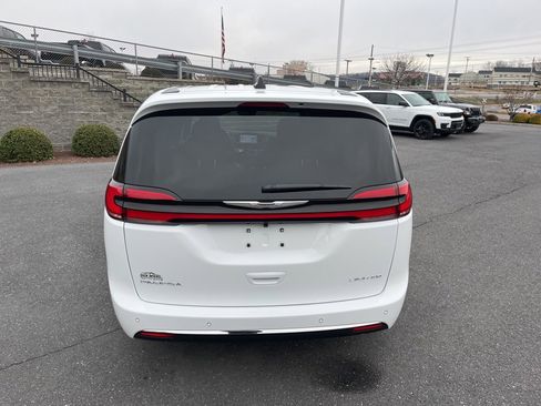 New 2026 Chrysler Pacifica Limited image 8