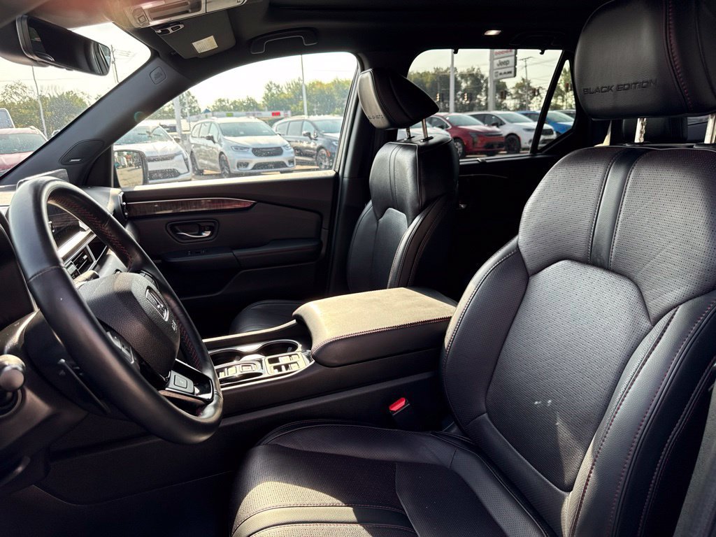 Used 2025 Honda Pilot Black Edition image 37