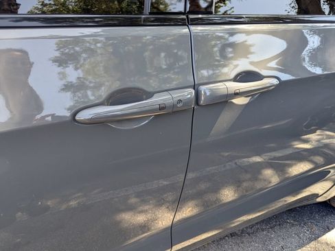 Used 2020 Chrysler Pacifica Touring w/ S Appearance Package FWD image 7