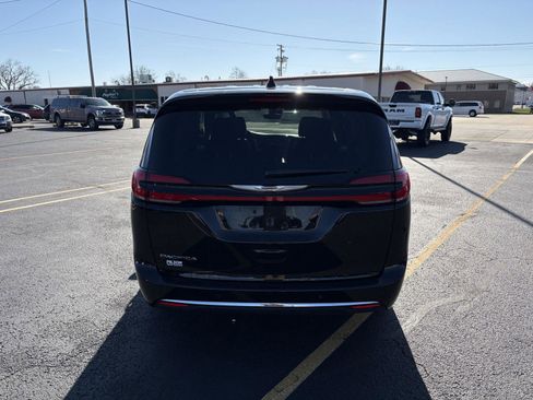 Used 2024 Chrysler Pacifica Touring-L image 24