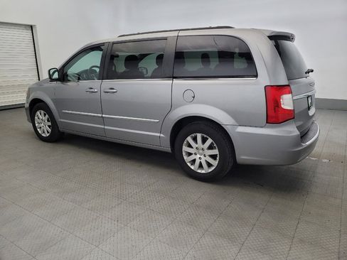 Used 2016 Chrysler Town & Country Touring image 3