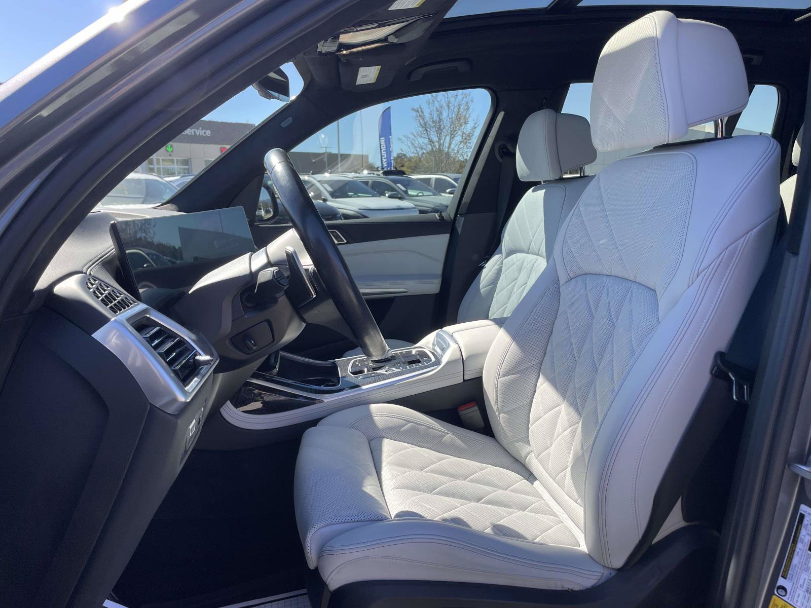 Used 2023 BMW X7 xDrive40i w/ M Sport Package AWD/4WD image 9