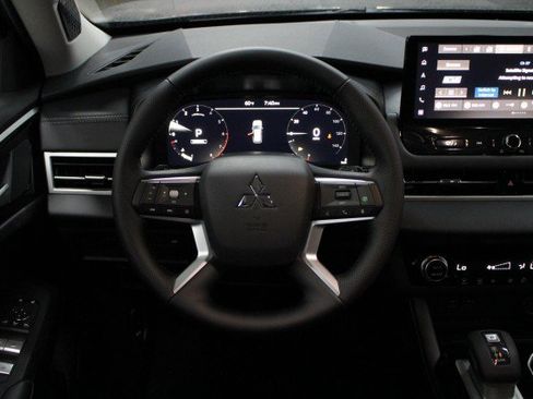 New 2026 Mitsubishi Outlander SE image 21