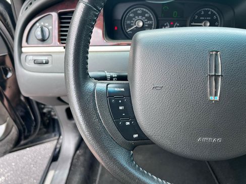 Used 2008 Lincoln Town Car Executive RWD image 32