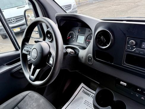 Used 2019 Freightliner Sprinter 2500 RWD image 14