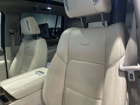 Used 2021 Cadillac Escalade ESV Premium Luxury Platinum image 17