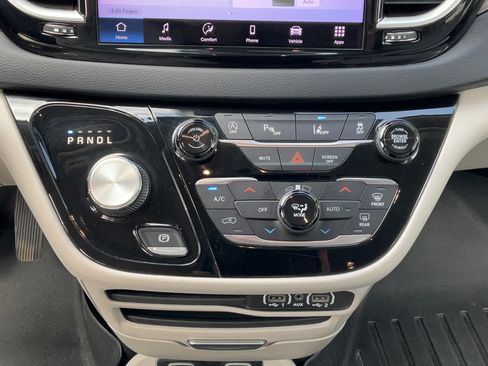 Used 2021 Chrysler Pacifica Touring-L FWD image 21