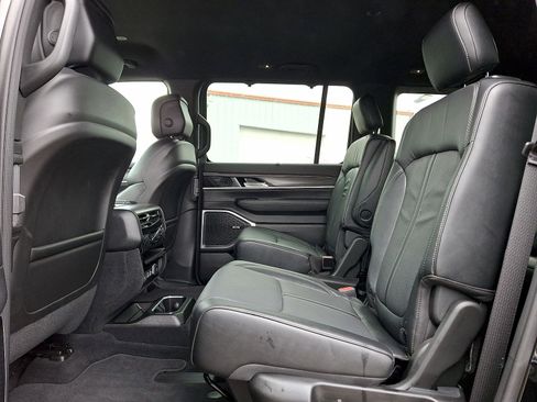 New 2023 Jeep Wagoneer Series III w/ Convenience Group I AWD/4WD image 13